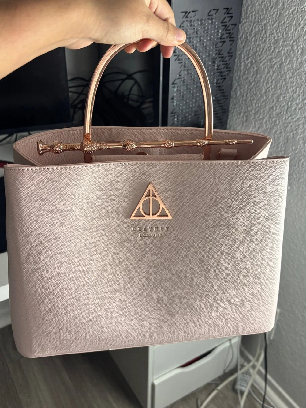 Loungefly Harry potter Deathly Hallows Elder Wand Handbag in Light pink/Rose gld